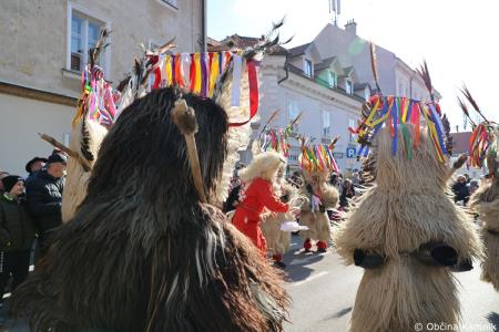 Kamnik so obiskali koranti iz Zamušanov pri Ptuju in v mestno jedro privabili nepregledno množico, željno ogleda tradicionalne pustne šege (13)